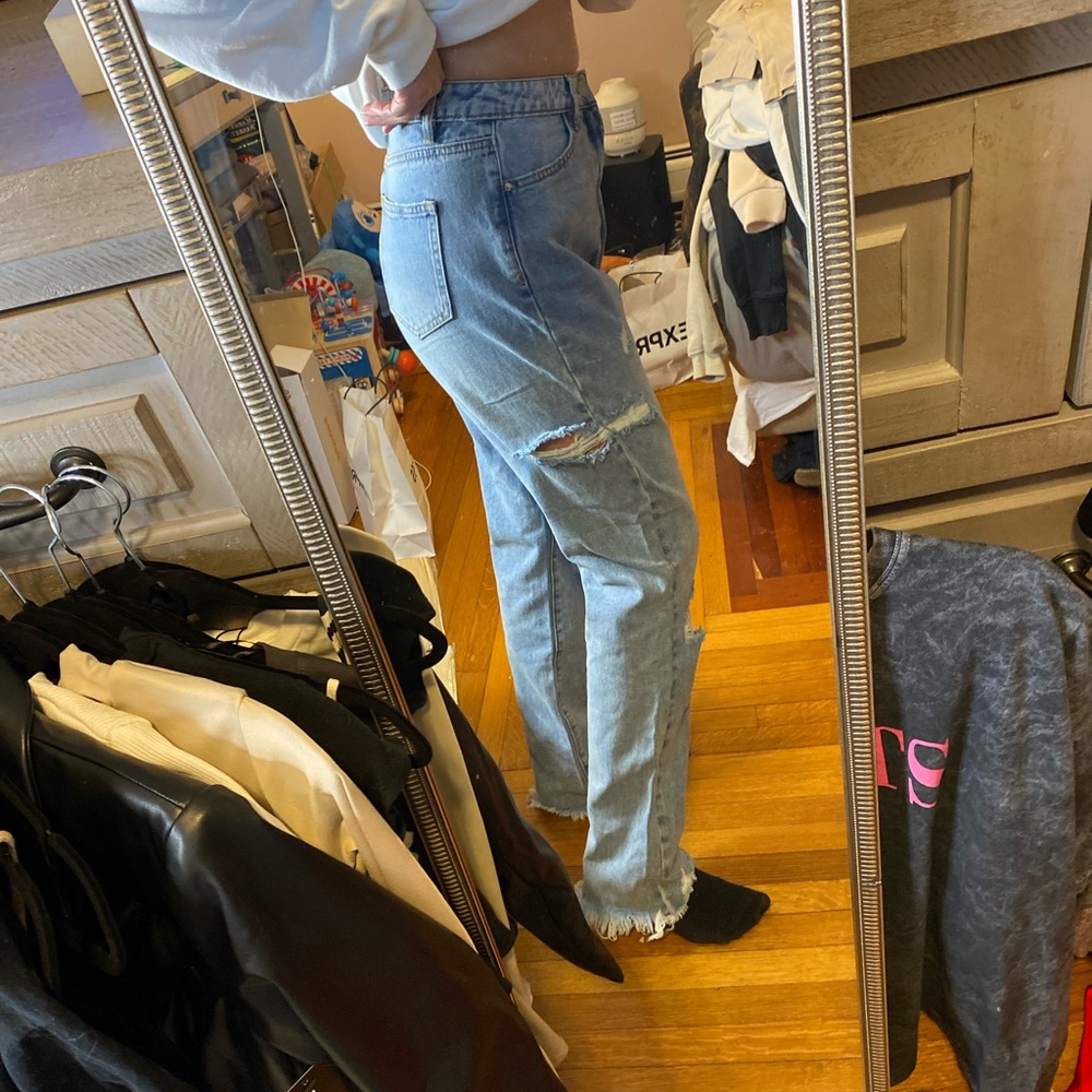 Hi rise boyfriend jean with slit in leg